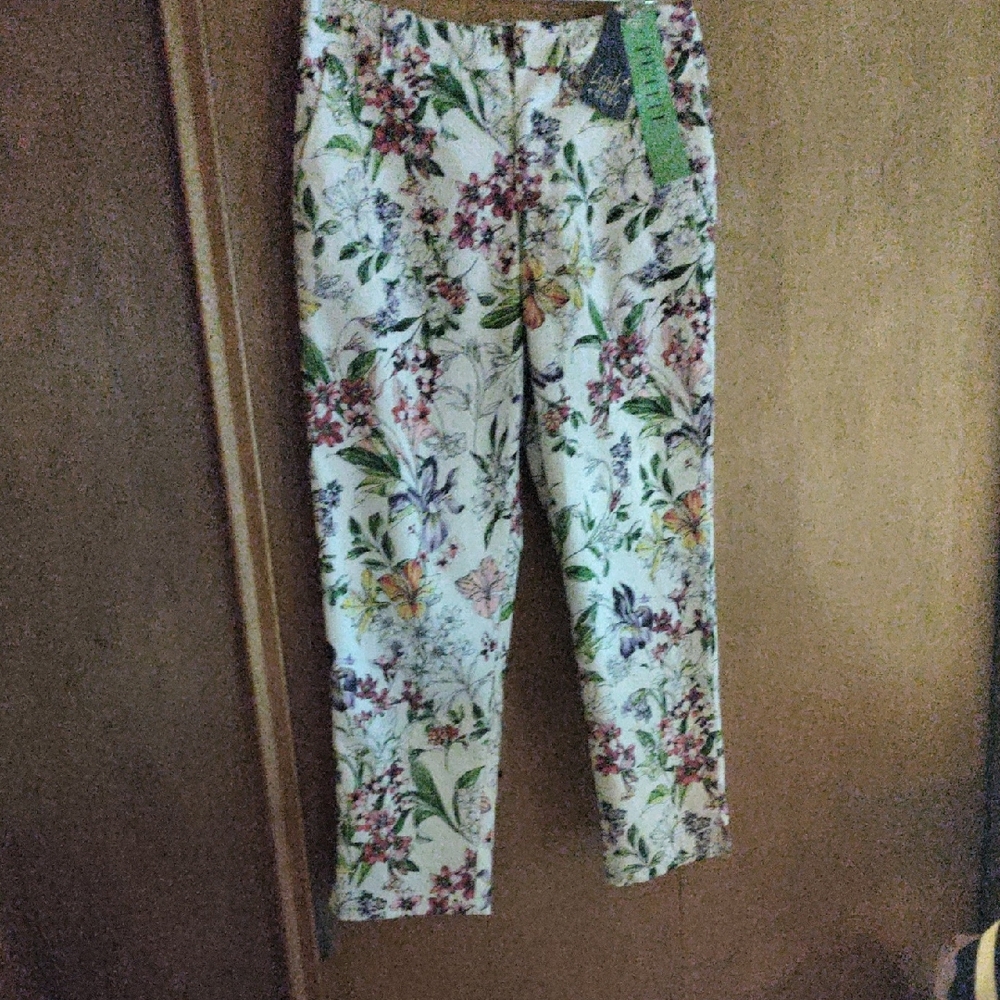 Floral Cropped Pants